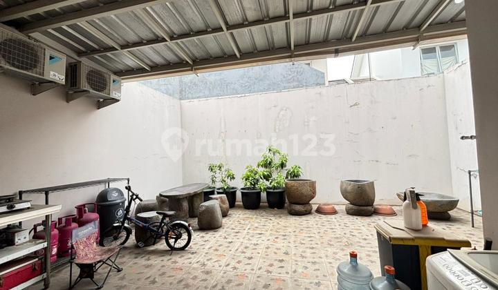 Dijual Rumah New Cerryville 2 Lantai Semi Furnished Siap Huni, 3 Kamar Tidur Ada Ruang Terbuka dan Taman di Belakang, bisa KPR, Fasilitas Sekolah Ipeka dan Al Azhar, Mal Living World, Tol Tambun, Grand Wisata Bekasi 2