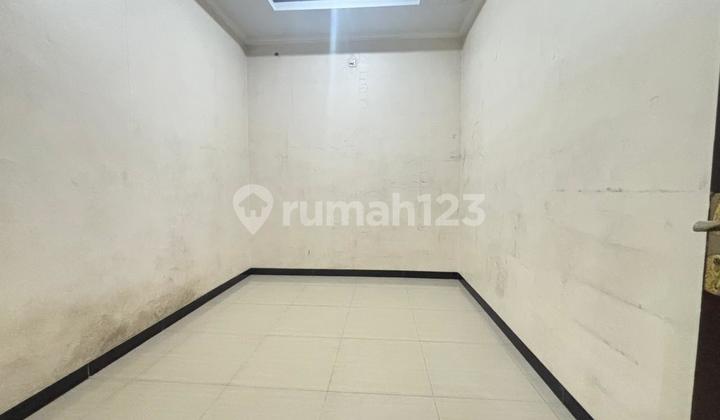 FOR SALE: 2-Storey Shop House Plus House, Land Area 214m², Freehold Title, High Traffic Commercial Area, Comfortable Parking, Eligible for Mortgage, Bekasi Timur Regency, Mustikajaya, Bekasi City. 2