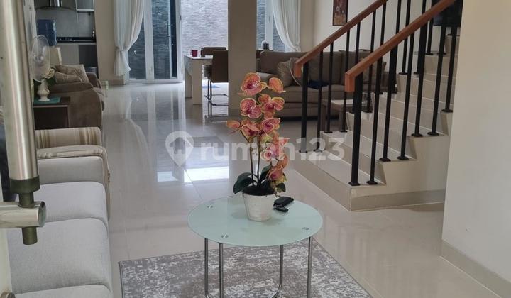 Rent a 2-story Water Spring house, area 160 sqm, 3 bedrooms + 1 extra room, fully furnished, with clubhouse facilities, only 200 sqm from Living World Grand Wisata Mall