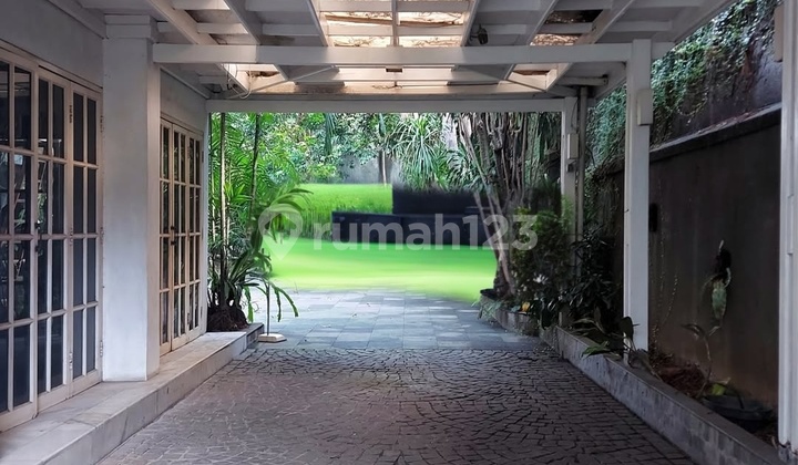 Rumah Asri Gaya Kolonial Vintage Di Jantung Menteng 2