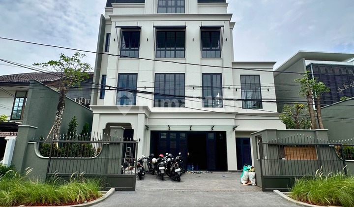 Rumah Brand New Gaya Modern Dengan Rooftop View To Scbd