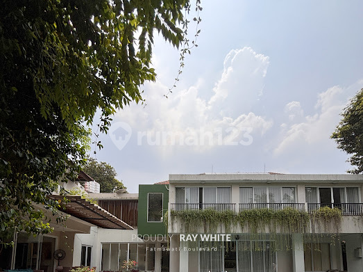 Rumah Besar Bergaya Resort Dekat Pondok Indah Mall 2