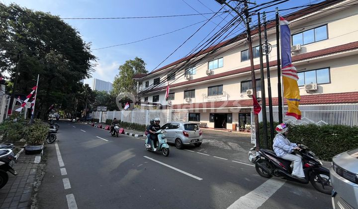 Gedung 3 Lantai Yg Sgt Strategis di Cikini Dekat St KRL