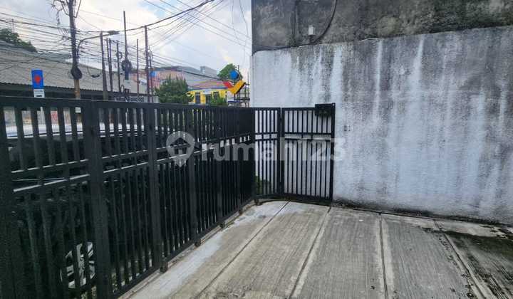 3-Story Shop House for Rent in Kebayoran Lama, South Jakarta 2