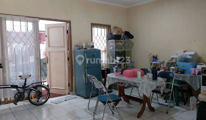 ruang makan rumah 2 lantai di bukit
