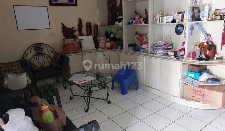 ruang tamu rumah 2 lantai di bukit