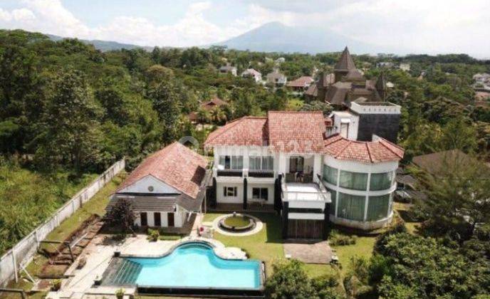 Rumah Mewah dengan Kolam Renang, 2 Lantai, View Gunung dan Danau 1