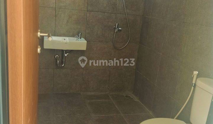 kamar mandi rumah 2 lantai, siap huni.