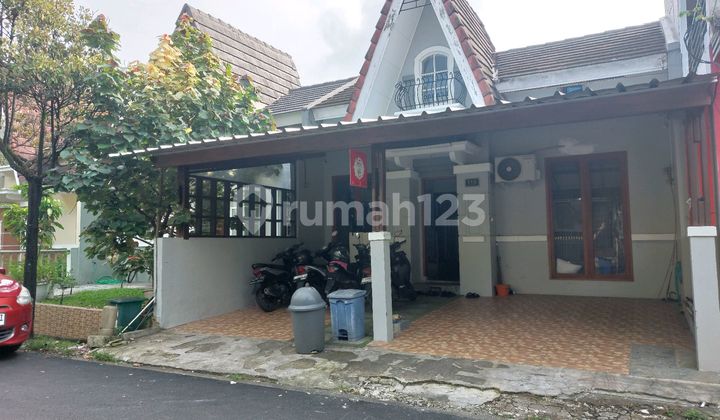 Ready-to-Occupy House in Venesia Sentul City. Furnished.