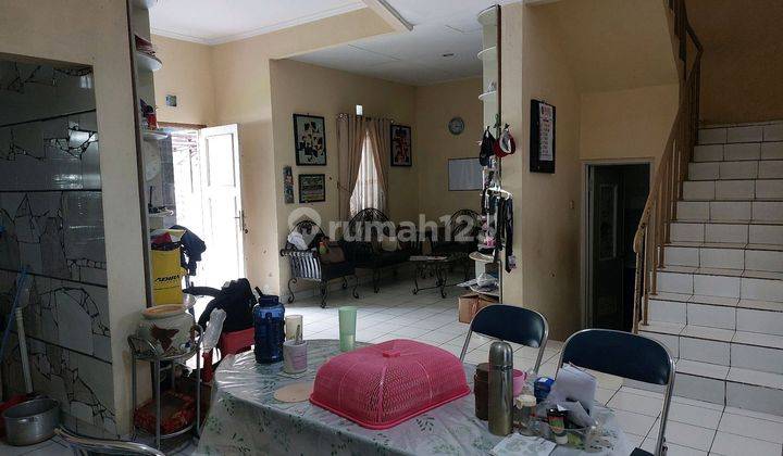 ruang keluarga rumah 2 lantai di bukit