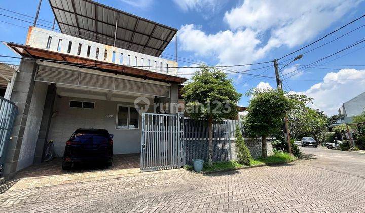 Rumah Dijual 2 Lantai Siap Huni, Depan Dan Samping Taman 1