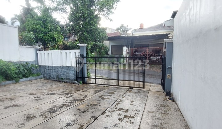 Rumah Bagus 2 Lantai dengan Parkiran Luas di Villa Duta. SHM 2