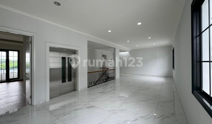 Hot Unit! Rumah Mewah dengan Lift di Cluster Winona, Alam Sutera