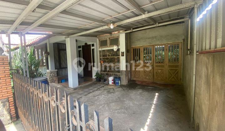 Rumah dengan Kolam Renang Pinggir Jalan Raya di Jatiasih, Bekasi