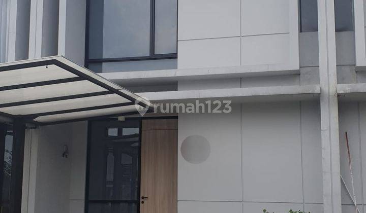 Waterfront Estate, Rumah Cantik Siap Huni Semifurnished, Lippo Cikarang