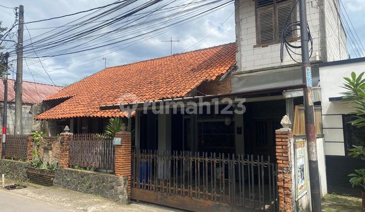 Rumah dengan Kolam Renang Pinggir Jalan Raya di Jatiasih, Bekasi 2