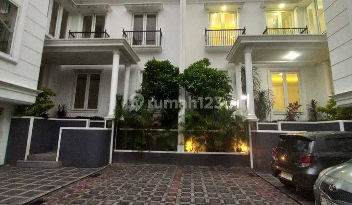 RUMAH PUTIH BERGAYA CLASSIC MODERN 2,5 LANTAI DNG SWIMMING POOL DI AMPERAN JAKSEL 1