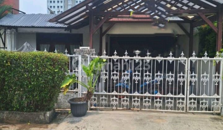 Price Drop for Old House in Strategic Complex in Pasar Jumat Area, Just a Step Away from Lebak Bulus MRT Station, South Jakarta for Sale