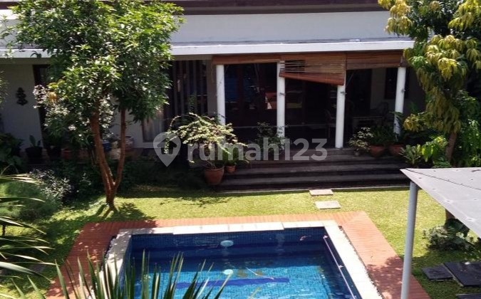 Rumah Nuansa Resort dengan Swimming Pool Lokasi Strategis di Villa Cinere Mas
