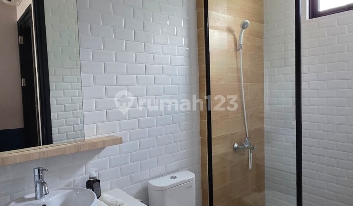 Rumah Baru Full Furnished dalam Komplek One Gate System dekat Mall The Park Sawangan