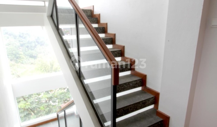 Semi-Villa House with Beautiful, Lush, and Comfortable View in Cipaku Indah