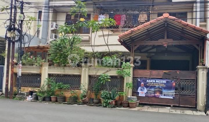 Spacious 228m² 9BR House in Kebayoran Baru, South Jakarta 1