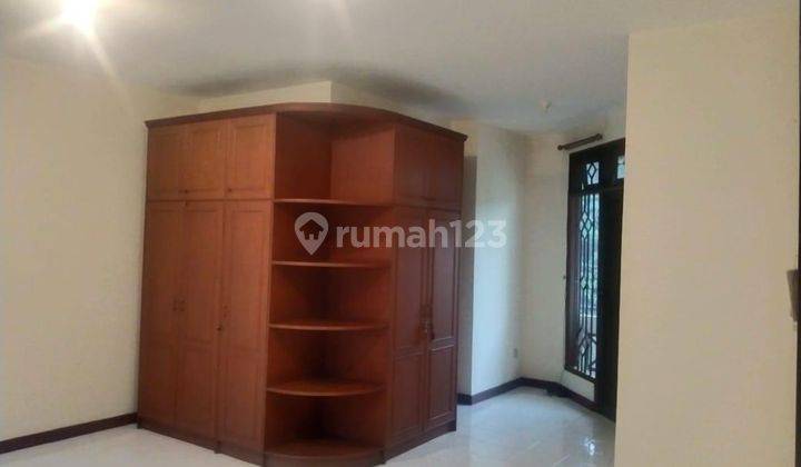 Disewakan Rumah 2Lt Type 3Kt Semi Furnished Di Buaran Regency 2