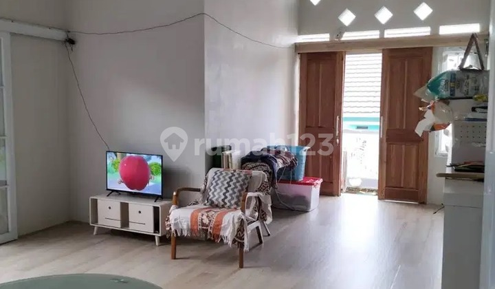 Rumah hoek di dalam komplek Cisasawi Cihanjuang  dengan akses jalan yang mudah