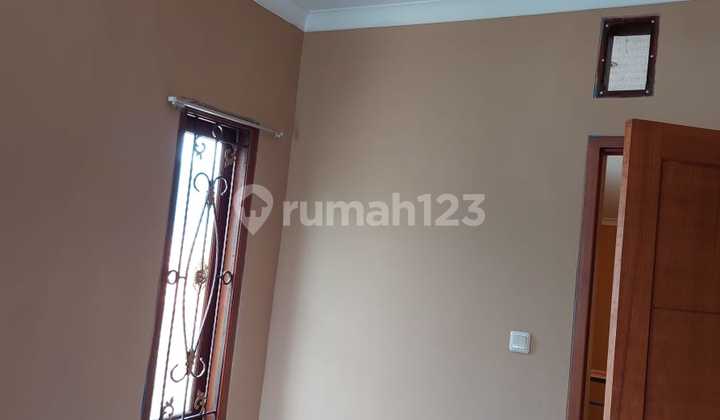 For quick sale: 2-story shop house on main road, Cihanjuang, West Bandung. 2