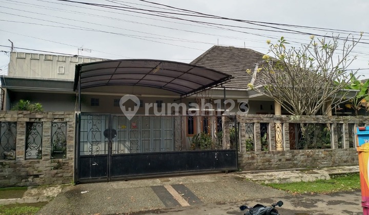Spacious house suitable for home industry in Dian Permai. Spacious house suitable for home industry in Dian Permai.