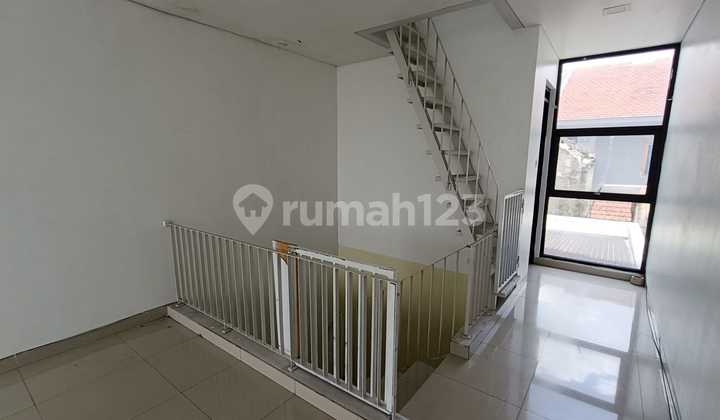ready-to-use shophouse in a strategic location in the arcamanik area 2