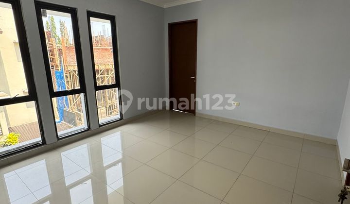 3 story modern homely house in Setra Duta Cipaganti