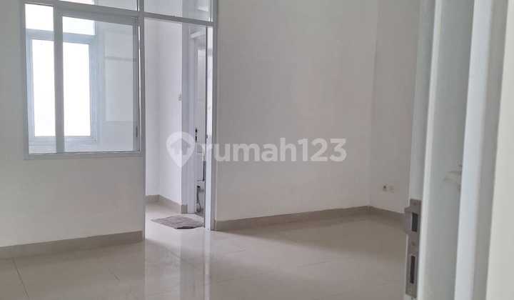 2-Story Shop House in a Strategic Location on Singgasana Main Road