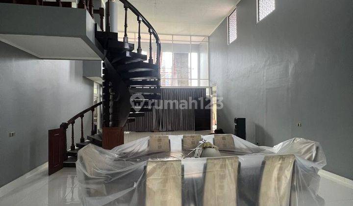 Rumah Modernya Semi Furnished 2 Lantai di Setra Sari 1