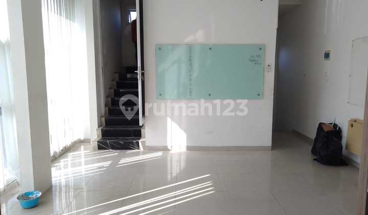 Strategic 4-Story Shophouse in Setra Sari Strategic