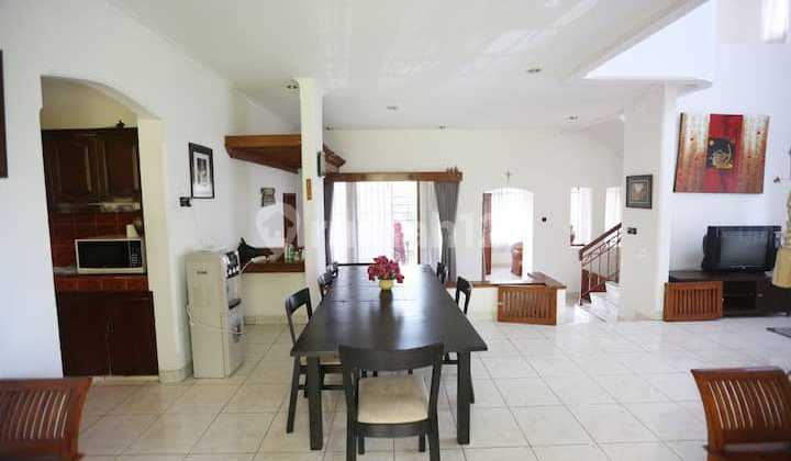 rumah halaman luas full furnished di dago pakar