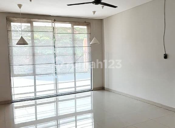 Second floor shop house only, location on Temple Street. Second floor shop house only, location on Temple Street.