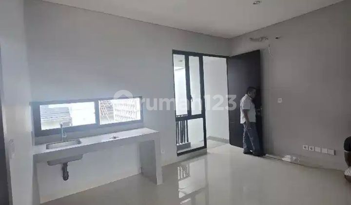 Modern Minimalist House in Podomodor Park Modern Minimalist House in Podomodor Park