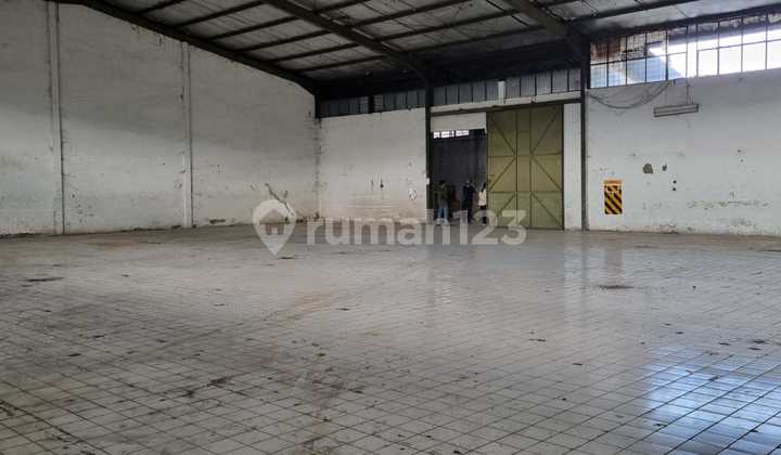 Ready-to-use warehouse with strategic location in Kopo Cibolerang