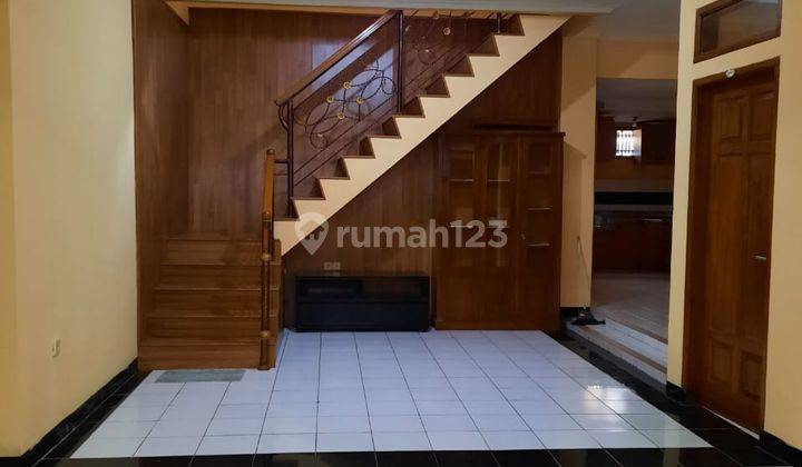 rumah strategis 2 lantai furnished dekat pahlawan 1