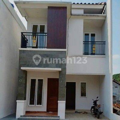 Rumah dua lantai cantik dan menarik di jual Murah  1