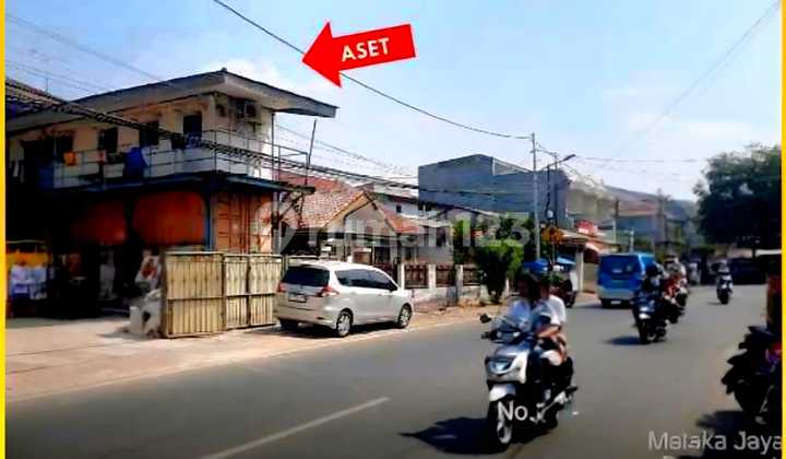 House in a Strategic Location, suitable for business, area 210 in Duren Sawit. 2