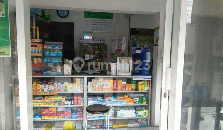 Apotek Beserta Izin dan Isinya di Mainroad Jalan Raya Padalarang