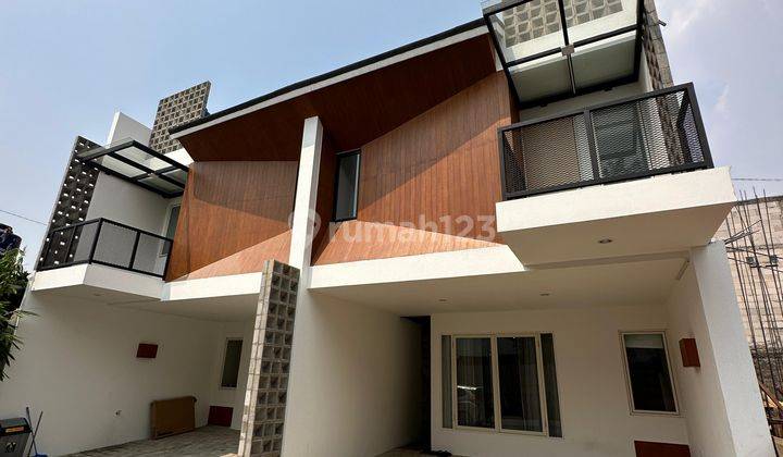 Rumah 3 Lantai Baru Semi Furnished di Cirendeu, Jakarta Selatan 1