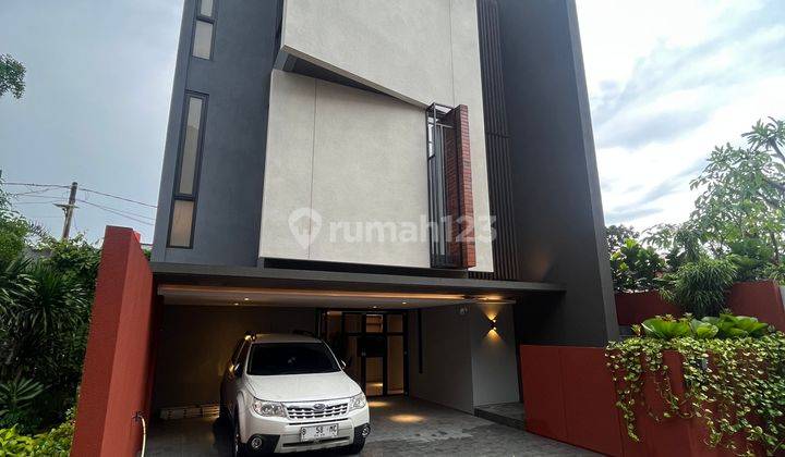 Rumah 4 Lantai SHM di Veteran, Jakarta Selatan 1