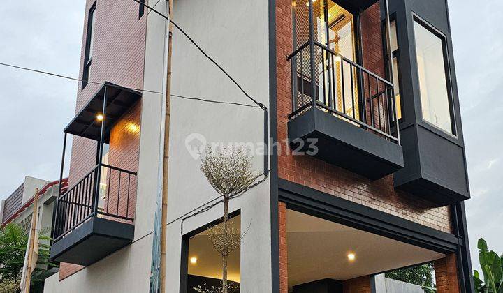 Rumah 3 Lantai SHM di Pejaten, Jakarta Selatan 1