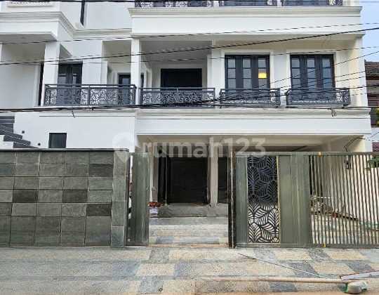 Rumah 4 Lantai Baru SHM di Kebayoran Baru, Jakarta Selatan 1