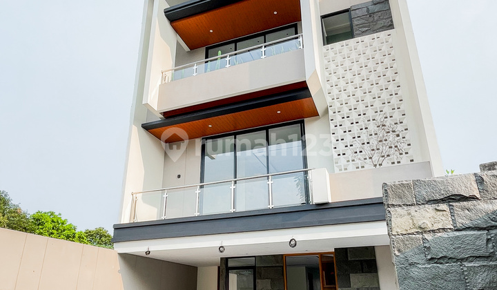 Rumah 3 Lantai SHM di Kemang Ampera, Jakarta Selatan
