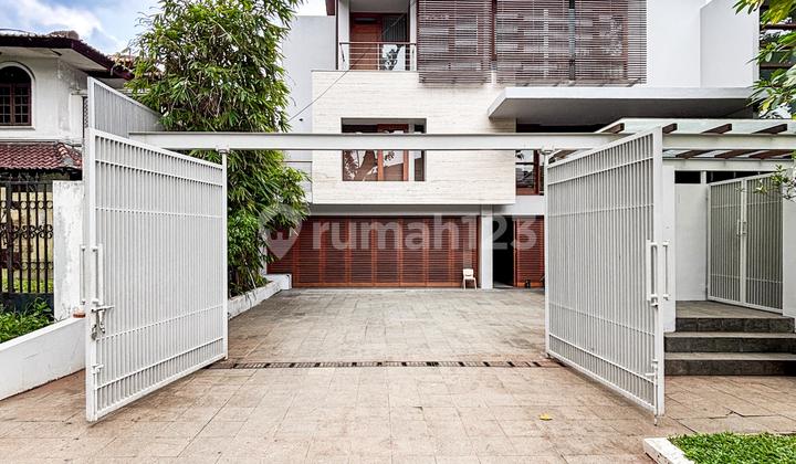 Tanah Luas dan Bangunan Besar, Terawat dan Siap Huni, Dalam Komplek Elit.