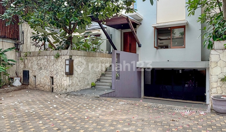 KEMANG - [FOR SALE]: LUXURY HOUSE, DESIGN CLASSIC, BANGUNAN 1.5 LANTAI TERAWAT DAN SIAP HUNI.